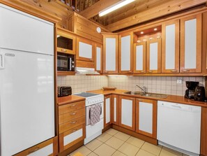 Kühlschrank, Mikrowelle, Geschirrspüler, Kochgeschirr/Geschirr/Besteck