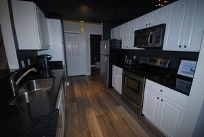 Frigorifero, microonde, forno, piano cottura