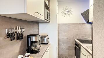 Kühlschrank, Mikrowelle, Ofen, Geschirrspüler