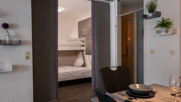 1 bedroom, iron/ironing board, internet