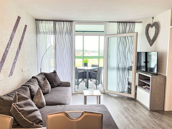 تلفزيون بشاشة مسطحة