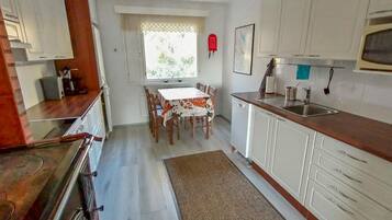 Frigorífico, microondas, lavavajillas y utensilios de cocina