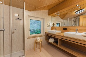 Shower, hair dryer, towels, toilet paper - Apartment for two - Gästehaus Herrmann (Filzmoos)