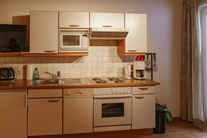 Een koelkast, een magnetron, een oven, een vaatwasser