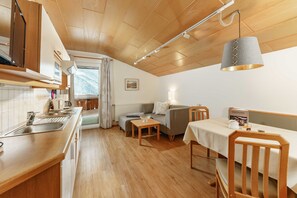 Refrigerador, microondas, horno y lavavajillas 