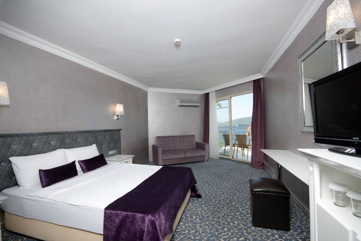 1 bedroom, desk, wheelchair access