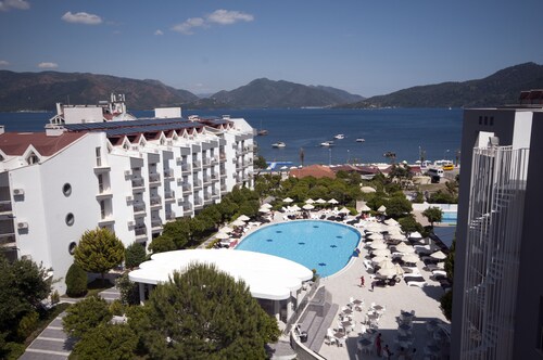 Luna Beach Hotel & Spa