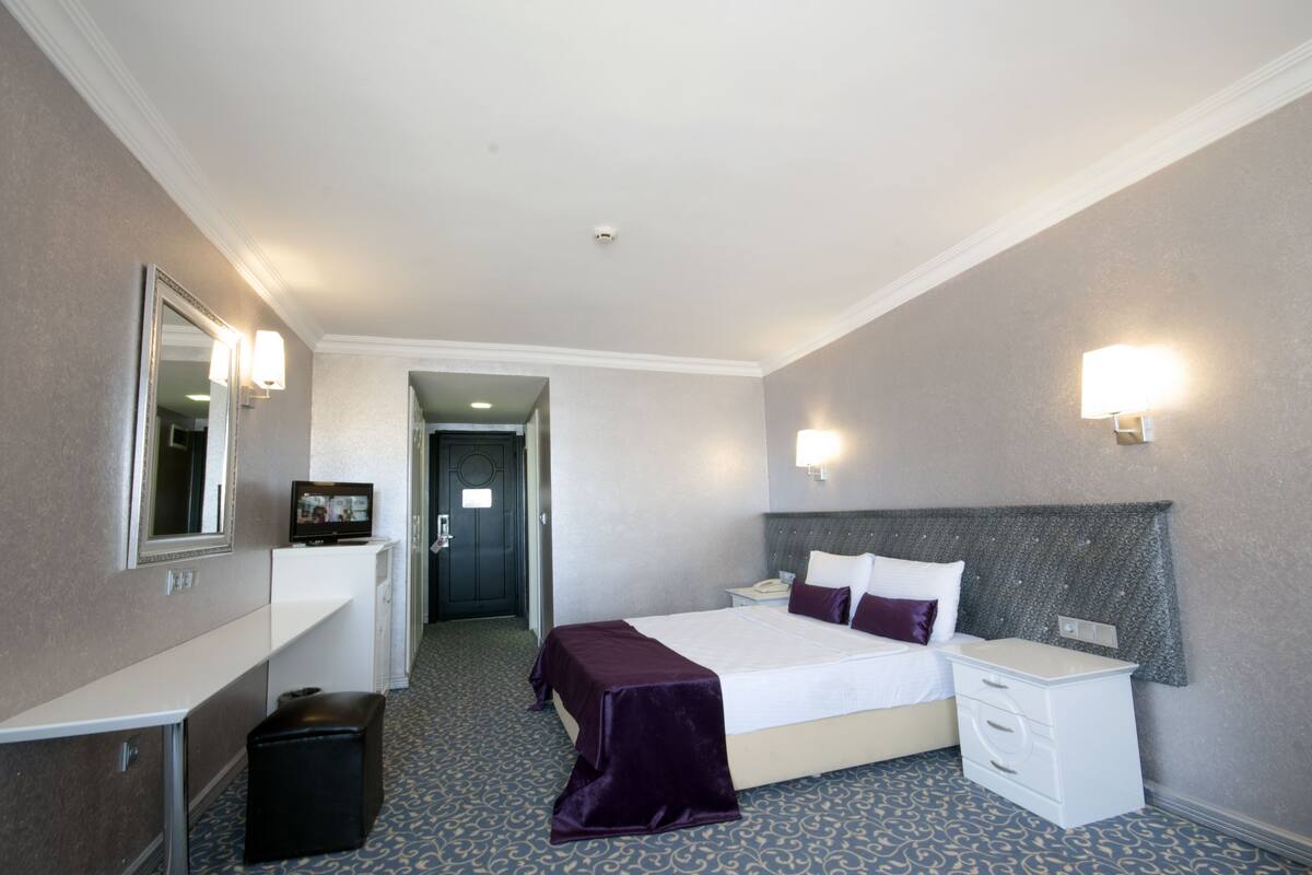 Family Room, Garden View | 1 bedroom, desk, wheelchair access