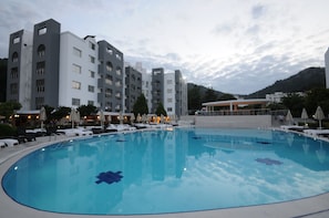 Outdoor pool, pool umbrellas, sun loungers - Luna Beach Hotel & Spa (Marmaris)