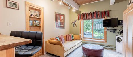 Smart TV, lettore DVD, libri