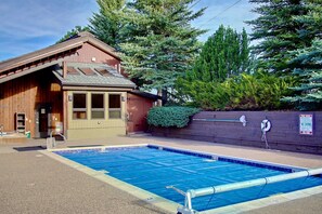 A heated pool - Cozy Studio! Steps to Mtn/Resort/Free Town Bus(Across St)+ HotTub-Heated Pool-Grill-Full Kitchen (Steamboat Springs)