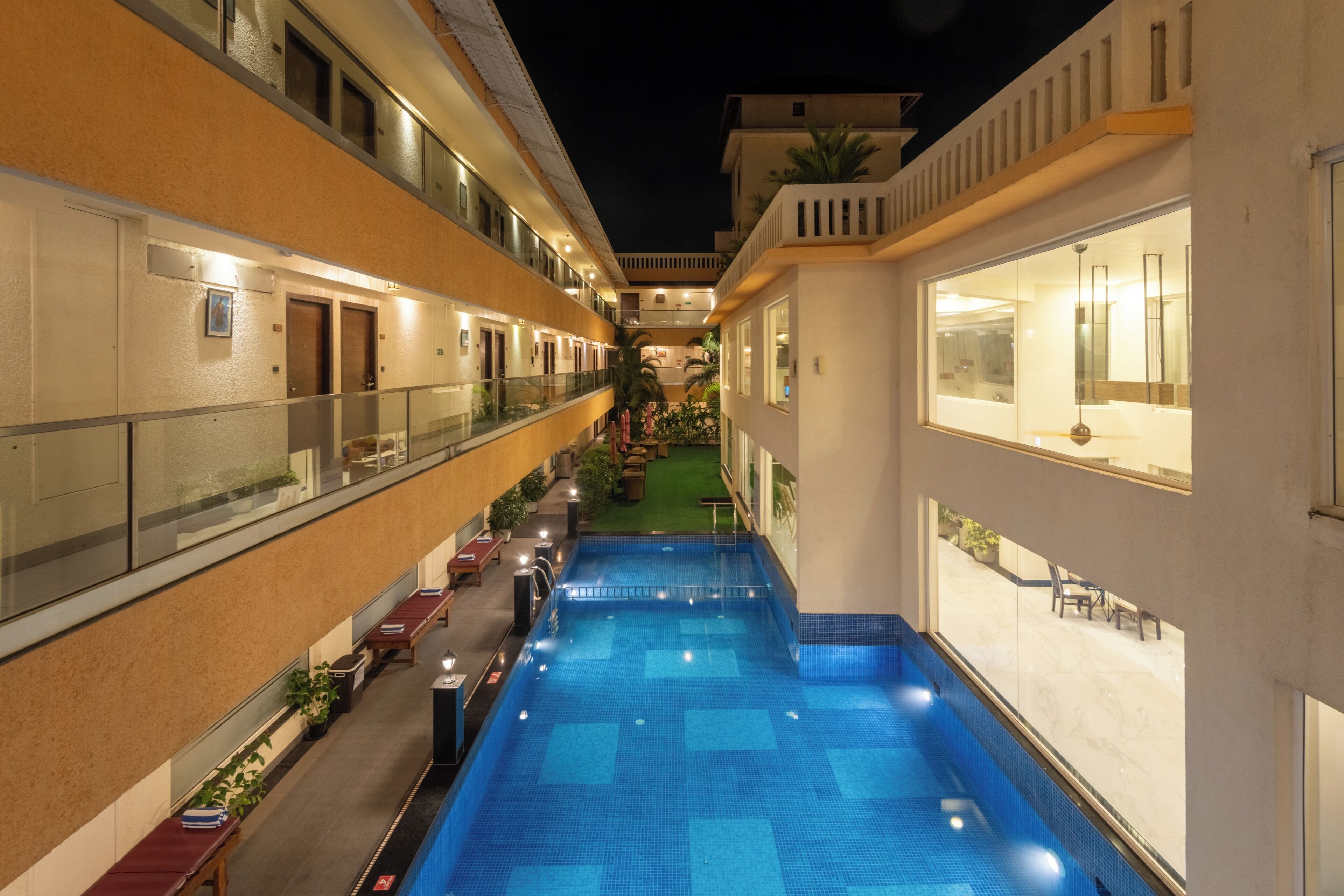 Una piscina al aire libre