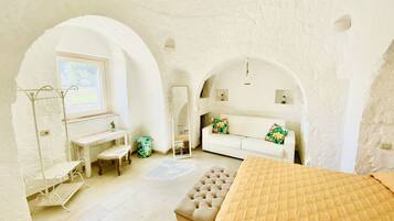 3 bedrooms, in-room safe, desk, soundproofing