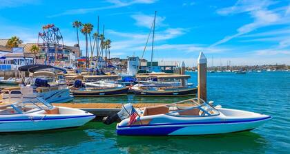 Corner Lot, suuri arvo Balboa saarella, klassinen mökki w / Palvelut, Kävele rannalle, Marine Avenue