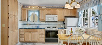 Great Value! Classic Cottage on Balboa Island, Walk to Beach/Marine Ave, Corner Lot, Spacious Patio