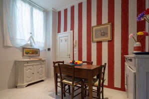 Dining - An apartment in the heart of Santo Spirito by Mmega (Firenze)