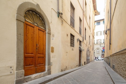 An apartment in the heart of Santo Spirito by Mmega