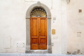 Exterior detail - An apartment in the heart of Santo Spirito by Mmega (Firenze)