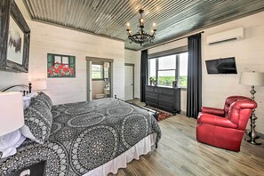 3 bedrooms, iron/ironing board, Internet, bed sheets - 'Ladera' Wimberley Estate on 13 Acres w/ Hot Tub (Wimberley)