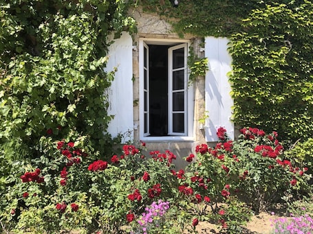 Exterior detail. Grand 17th-century mansion, air conditioning, linen and cleaning included