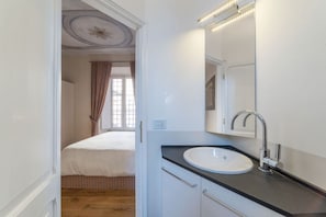 Combined shower/tub, hair dryer, bidet, towels