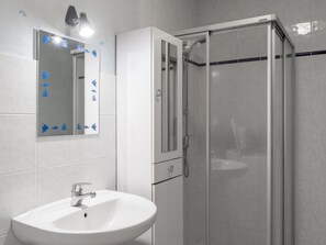 Bathroom - Charming cottage with pool and garden in Bourbonnais (Cressanges)