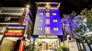 Hotel Radana con una entrada destacada y señalización para Fab Hotels.