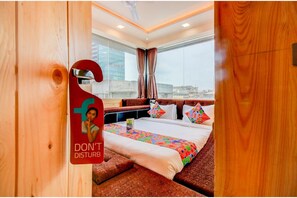 Desk, soundproofing, iron/ironing board, rollaway beds - Hotel Radana (Navi Mumbai)