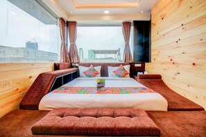 Desk, soundproofing, iron/ironing board, rollaway beds - Hotel Radana (Navi Mumbai)