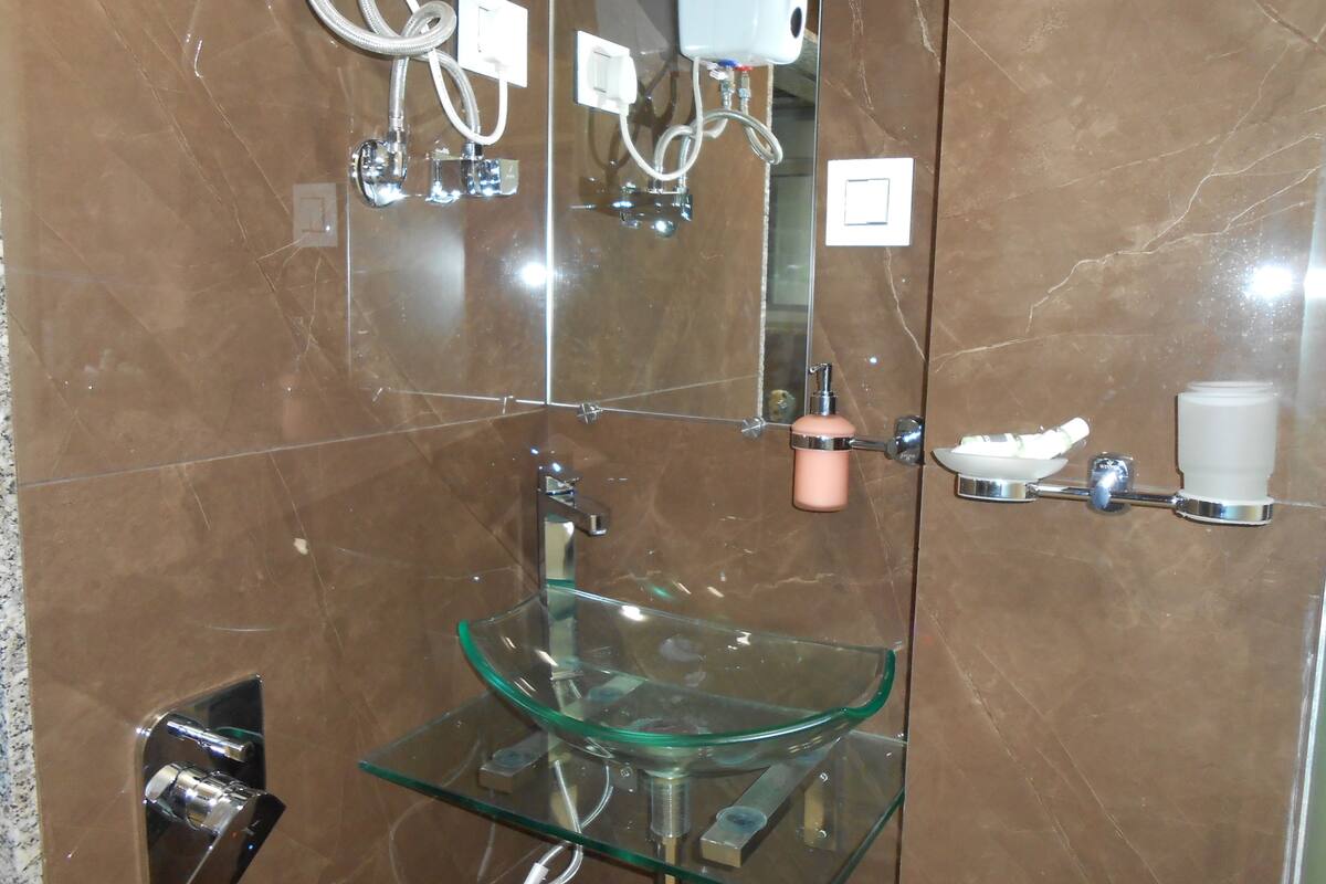 Deluxe Room | Bathroom | Free toiletries, towels