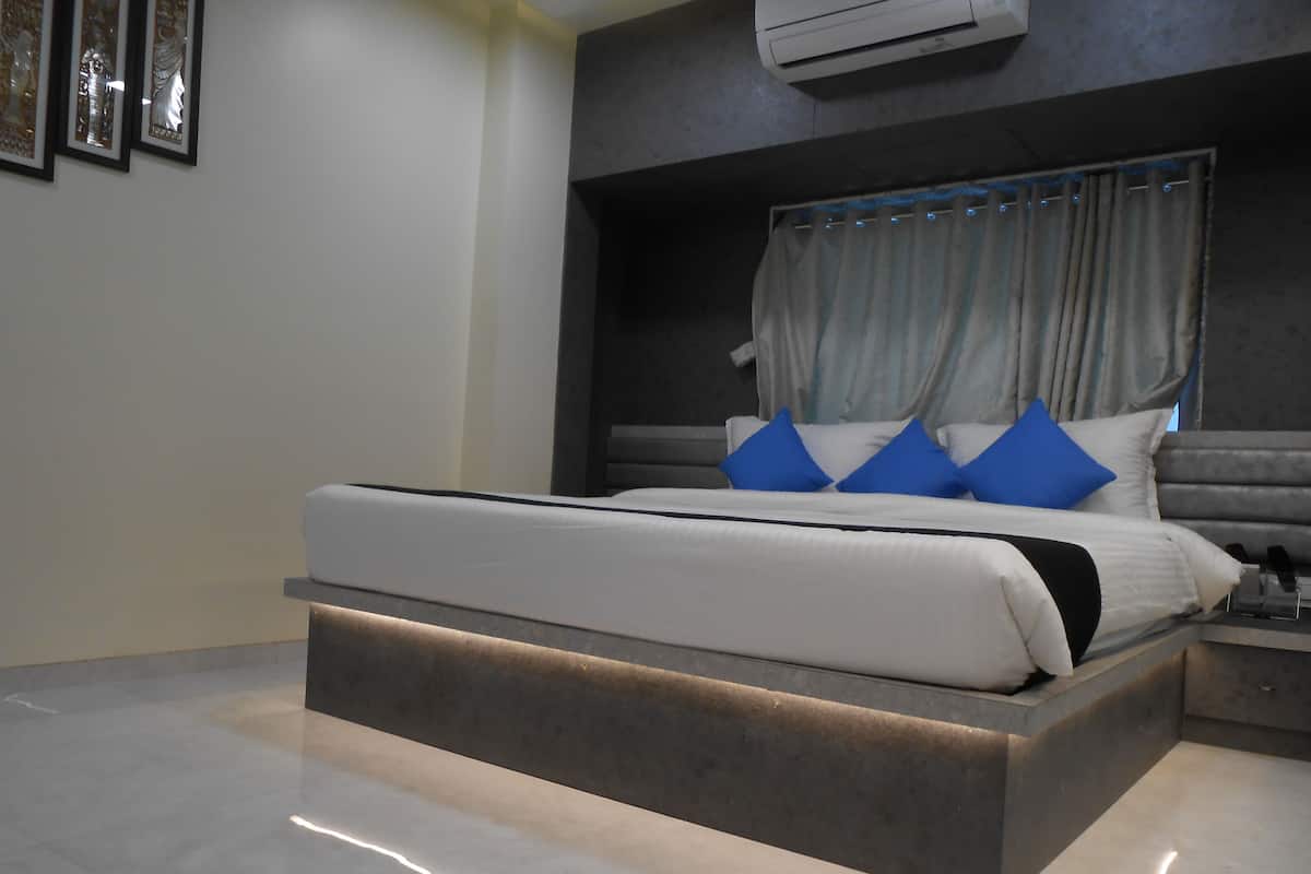 Executive Room | Desk, soundproofing, iron/ironing board, rollaway beds