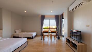 Family Studio | Desk, laptop workspace, free WiFi, bed sheets