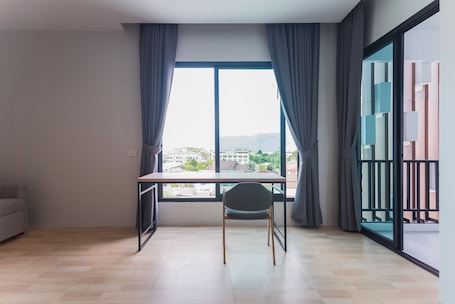 Family Studio | Desk, laptop workspace, free WiFi, bed sheets