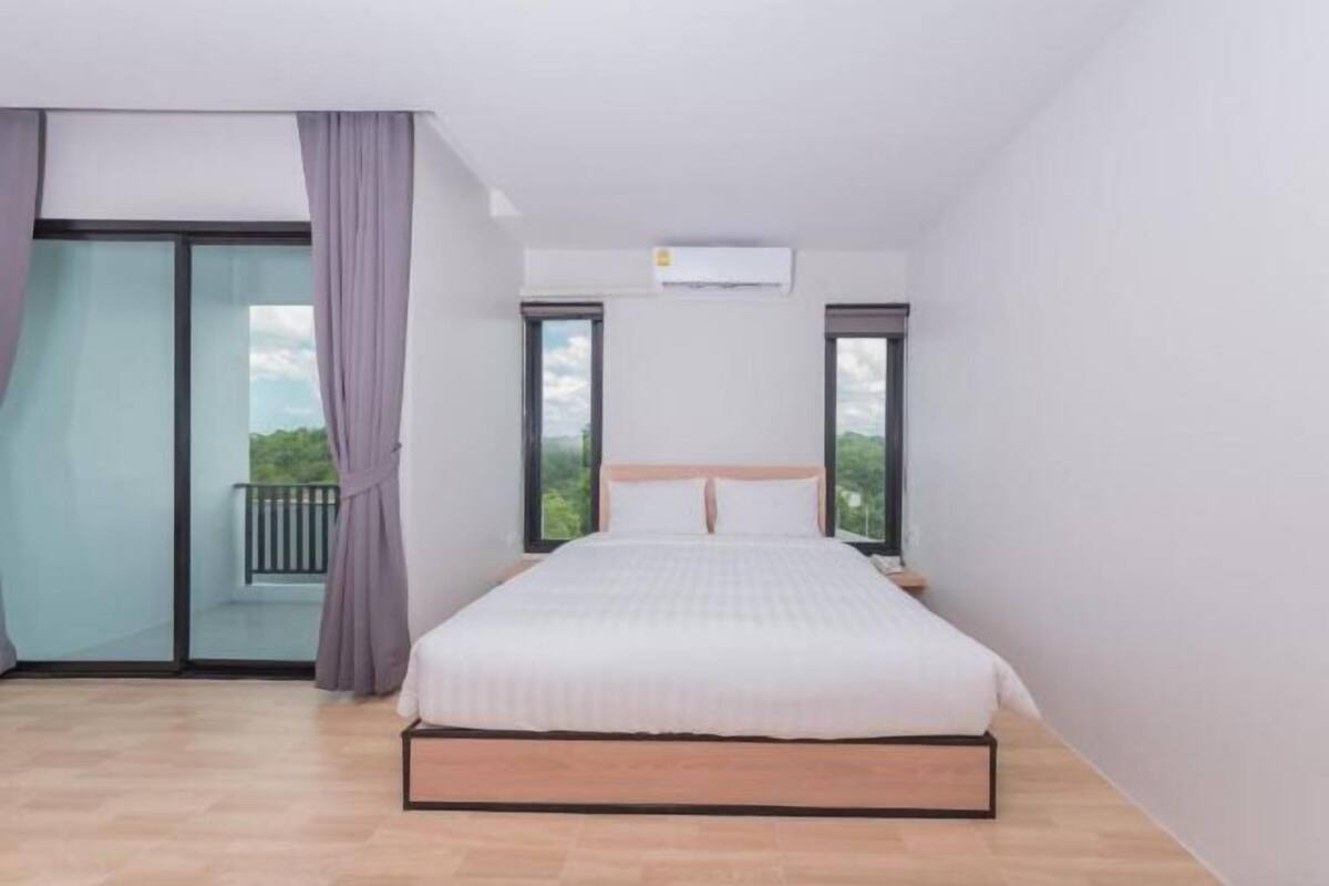 Desk, laptop workspace, free WiFi, bed sheets