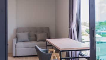 办公桌、笔记本电脑工作区、免费 WiFi、床单