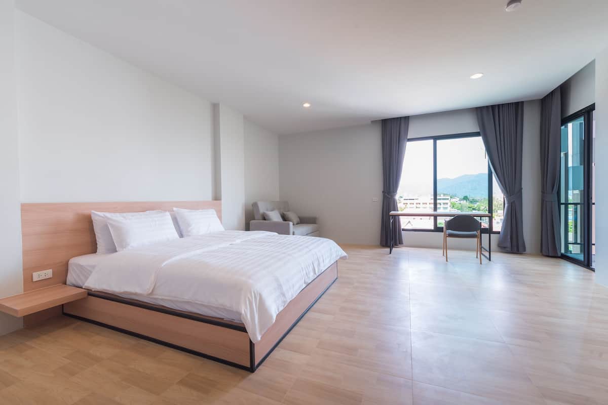 Family Studio | Desk, laptop workspace, free WiFi, bed sheets