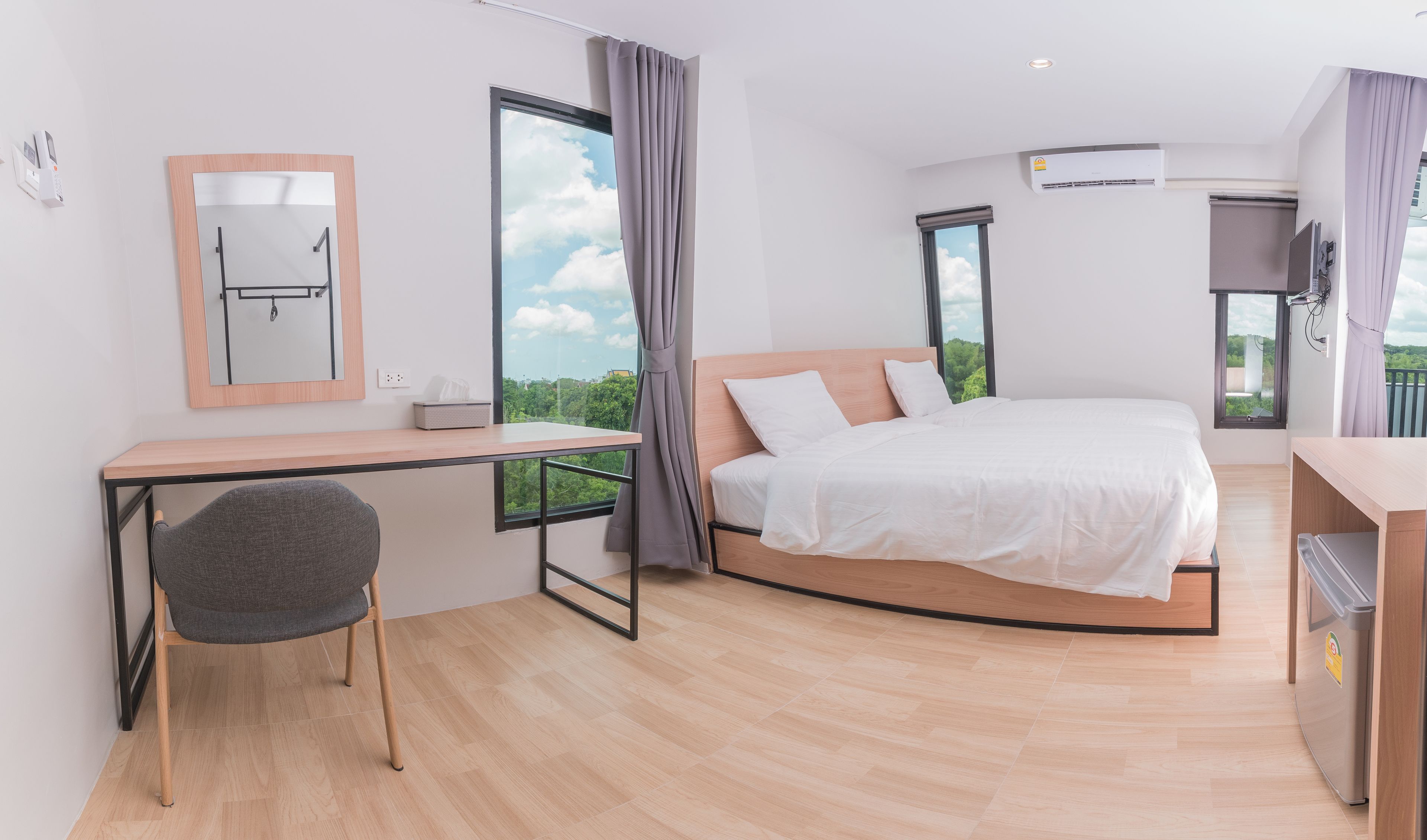 desk, laptop workspace, free wifi, bed sheets