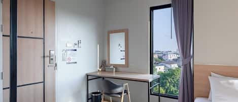 Escritorio, espacio para trabajar con laptop y wifi gratis