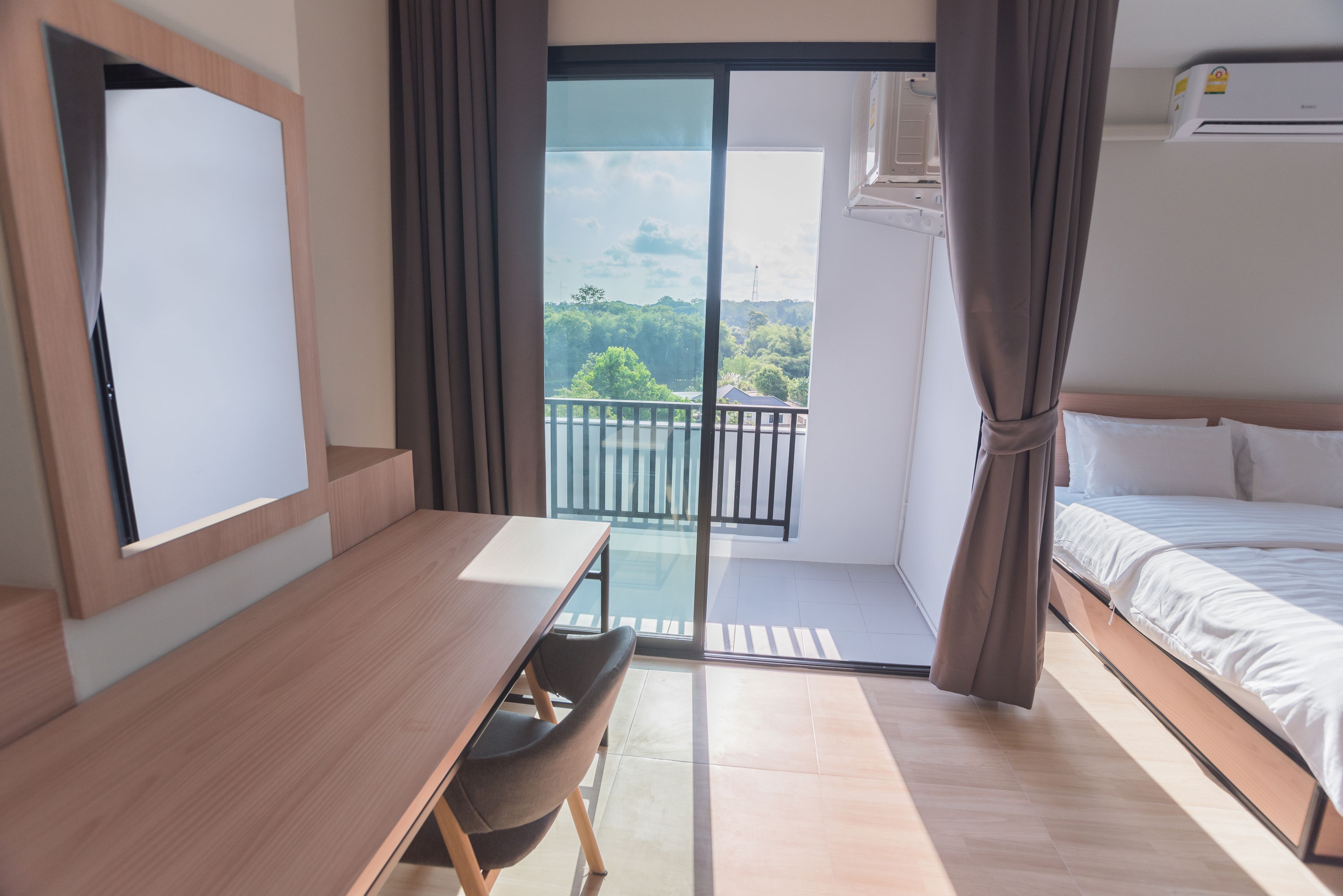 standard studio (double bed) | desk, laptop workspace, free wifi, bed sheets