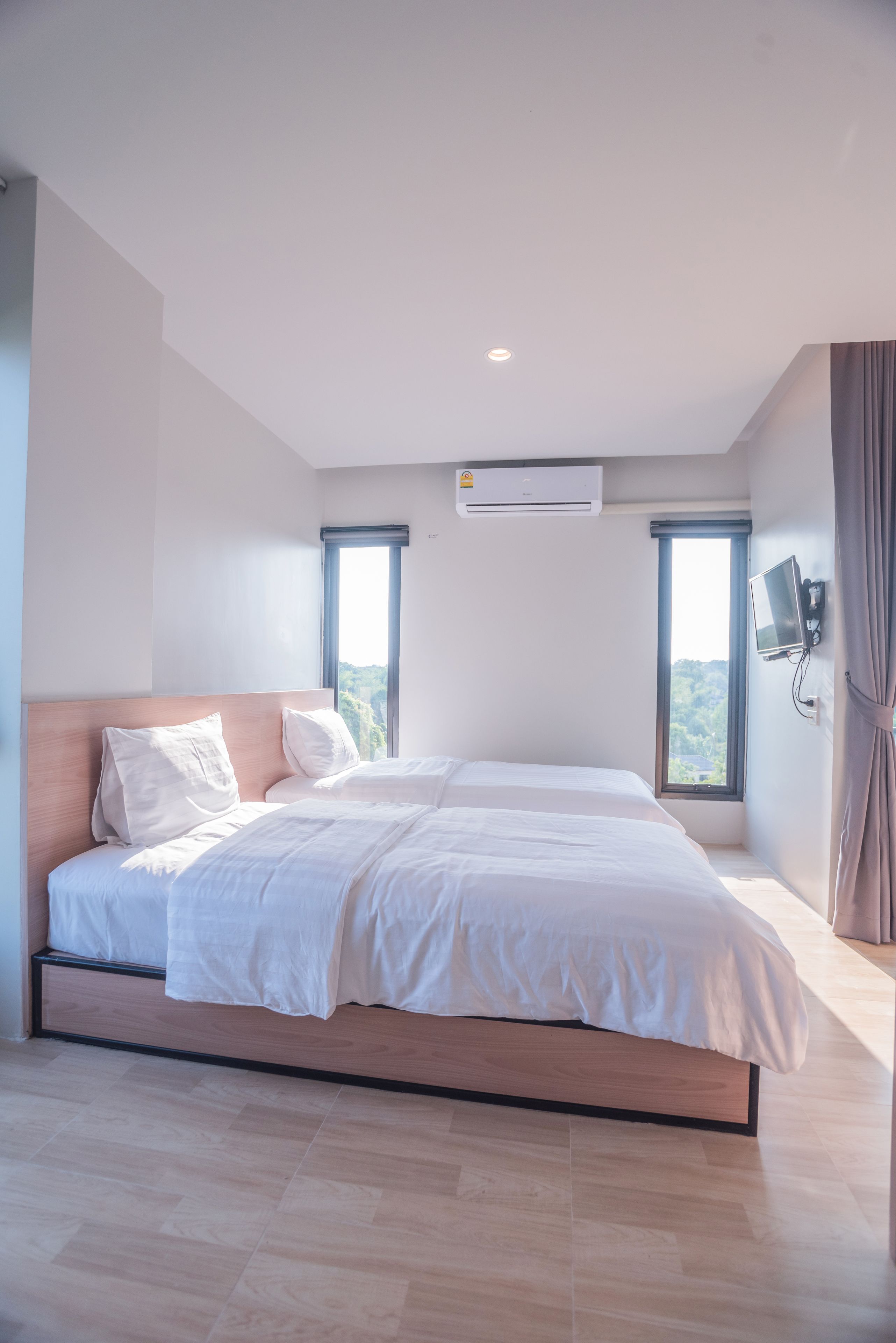 standard studio (twin bed) | desk, laptop workspace, free wifi, bed sheets