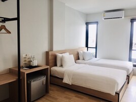 Escritorio, espacio para trabajar con laptop y wifi gratis 