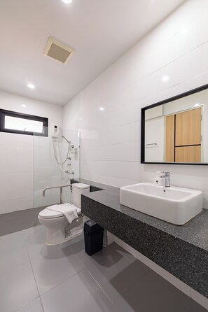 Family Studio | Bathroom | Shower, hair dryer, towels, soap