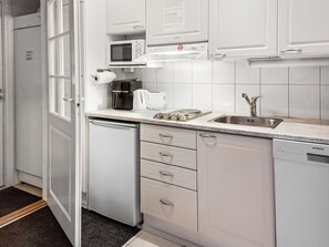 Fridge, microwave, dishwasher, cookware/dishes/utensils - Yllästar 1 as 211 by Interhome (Äkäslompolo)
