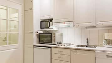 Kylskåp, mikrovågsugn, diskmaskin och grytor/köksredskap