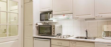 Fridge, microwave, dishwasher, cookware/dishes/utensils