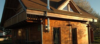 Chalet indépendant avec jardin et accès piscine près de St Pourçain