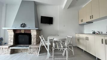 Apartamento família | Cozinha privada | Geladeira, chaleira elétrica, talheres/pratos/utensílios de cozinha