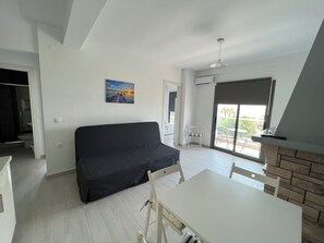 家庭公寓 | 起居區 | 32-吋智慧型電視、有線頻道、電視