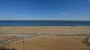 Een strand met een heldere lucht en rustige zee.