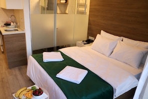 In-room safe, desk, soundproofing, iron/ironing board - Musk Hotel (Istanbul)